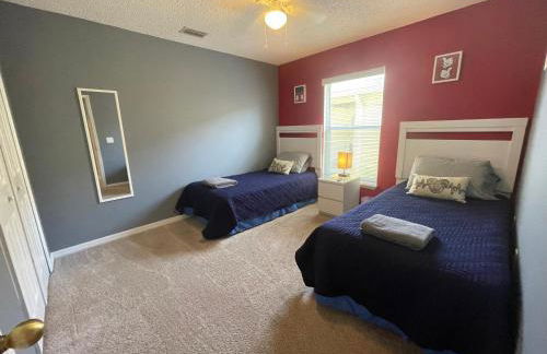 3 Bedroom Villa with Poolside Cinema and Games Room Close to theme Parks sleeps 6 - Photo 32