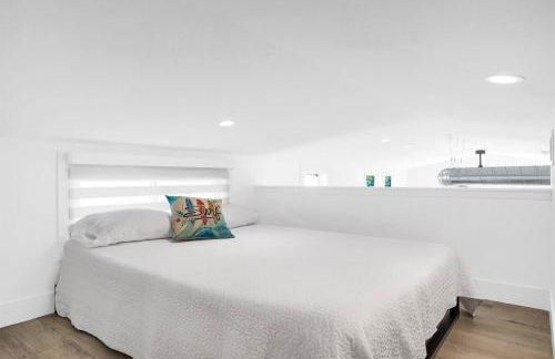 Tiny Home on Waterfront, Bay Views, Deck, Pool - Photo 16