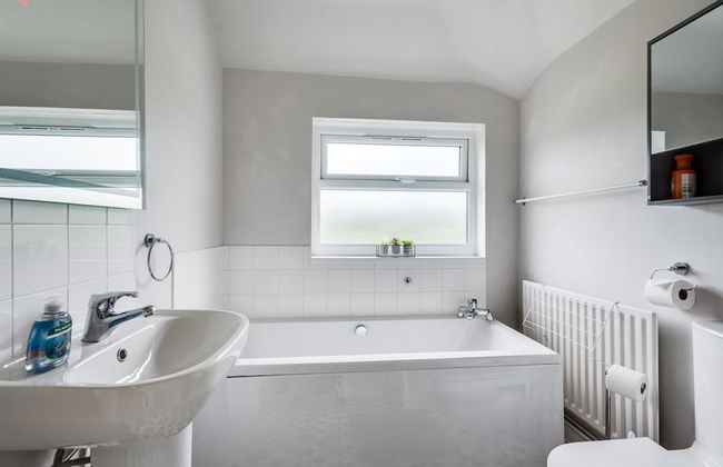 Cheerfull 3-bedroom Home With Parking Garden - Foto 4