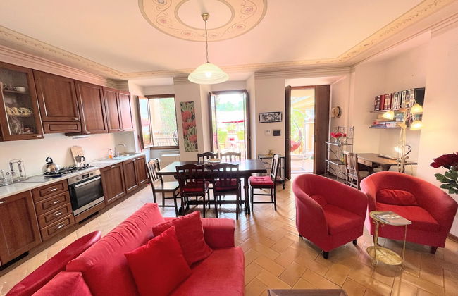 Central Spoleto Apartment With Large Sunny Terrace With Views - Photo 23