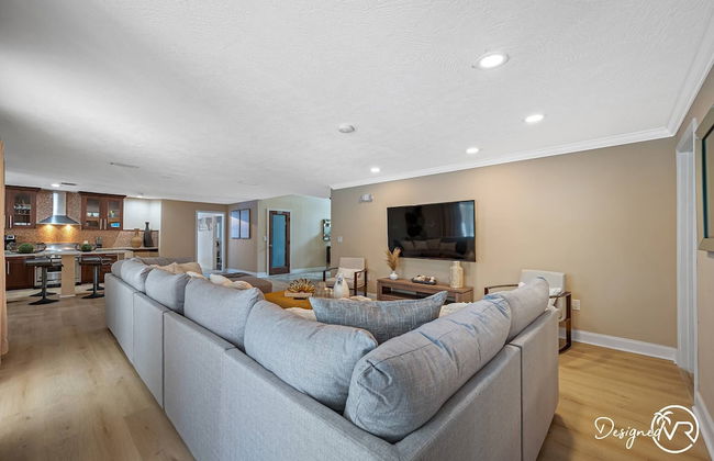 8BR Villa with Heated Pool Near Beach - Foto 41