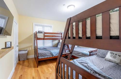 233-1 4BR Boston - Cozy Apt near MBTA Station - Photo 17