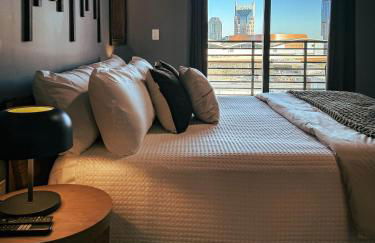 The Rhythm and Rooftop Penthouse Walk To Broadway with Pool and Amazing Views - Foto 38