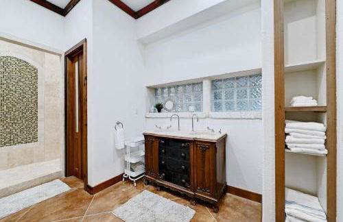 Luxury Lakefront Escape on Lake Travis - Photo 29