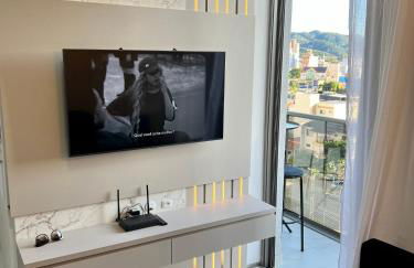 Ap completo a 900m da Vila Germânica com Piscina, Academia, Wi-Fi, Ar, Garagem e Tv no quarto - Foto 9