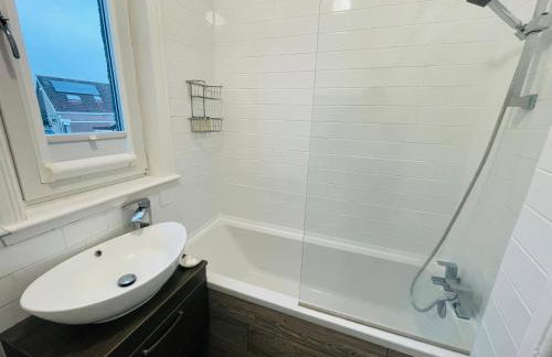 1 Bedroom Pet Friendly Apt Wd Free Wifi, Parking, Netflix & Pool Table. Sleeps 3 - Photo 5