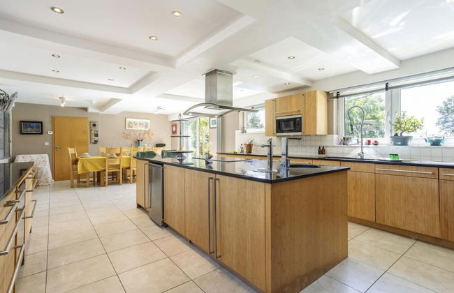 Sleeps10/18-parking-garden-pool-hottub-balcony - Foto 9