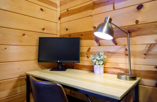 Hickory Bear - Cabin surrounded by pines, Sleeps 10, Hot Tub, Fire Pit, Arcade, Foosball Table & Deck Slide - Photo 23