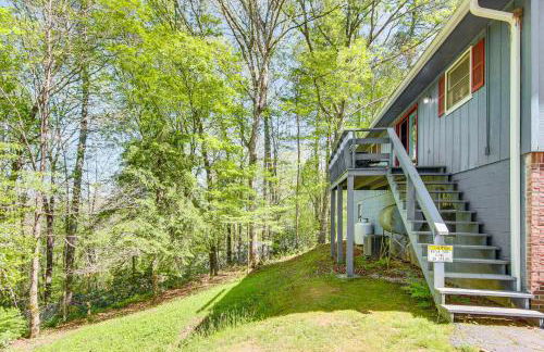 1 Mi to Pisgah Natl Forest Wooded Haven with Deck - Foto 21