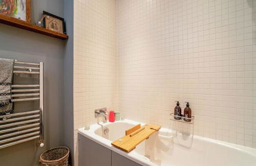 Luxury Huge Modern Open Plan 2Bedroom Flat - Free Private Parking & Balcony located at the OVO Hydro and SEC Centre - Foto 6