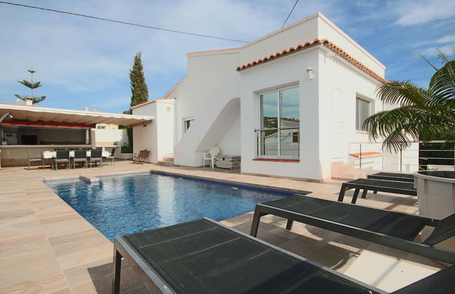 Private Family Retreat With Pool Short Walk to the Sea - Foto 25