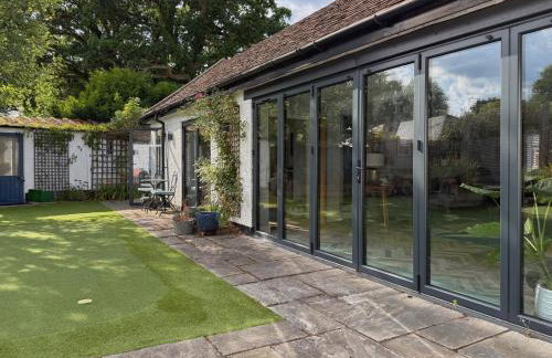 Historic Hampshire Cottage with Private Putting Green - Photo 8