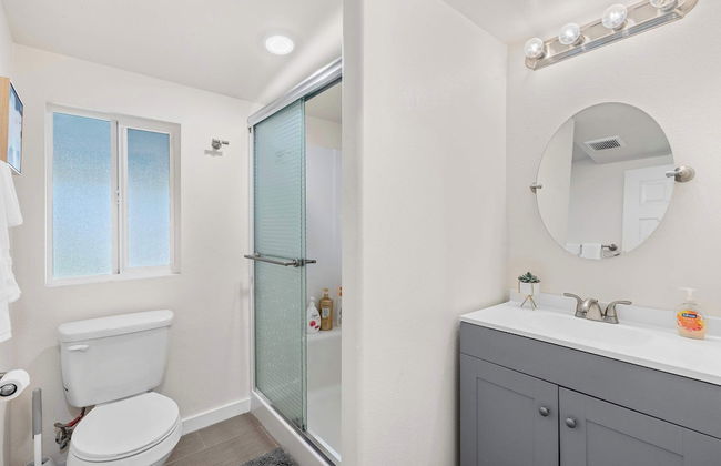 Charming Escape With Stylish Decor & Outdoor Space - Foto 28