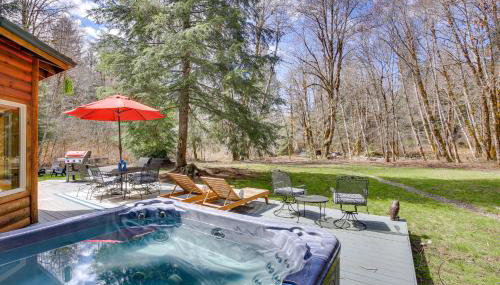 Peaceful Rhododendron Cabin with Fire Pit and Hot Tub! - Foto 2