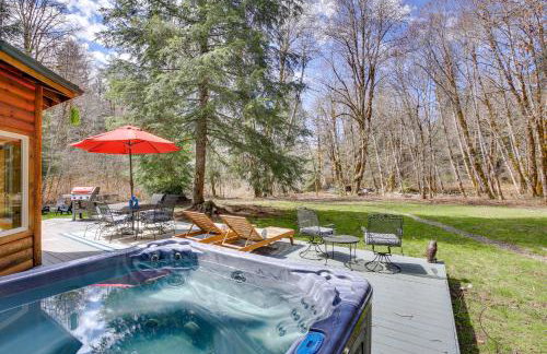 Peaceful Rhododendron Cabin with Fire Pit and Hot Tub! - Foto 2