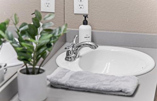 Golden View Townhouse - Walk to Downtown! - Photo 34