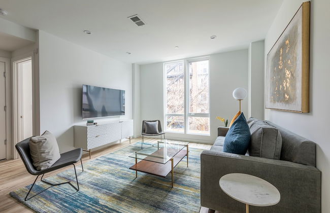 Lavish 3BR Retreat w Private Rooftop Deck Near NYC - Foto 2