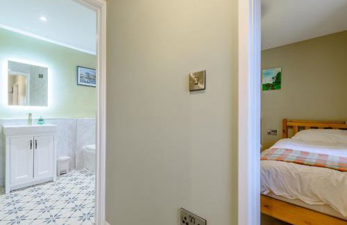 Maesyrhaf - Photo 18