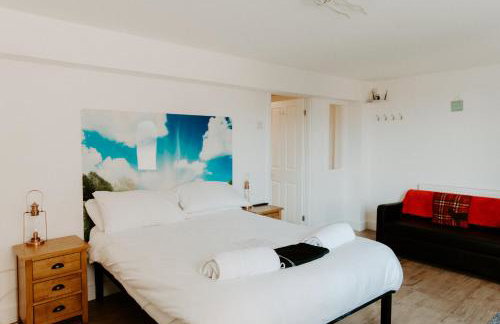 UPSIDE DOWN HOUSE - Sleeps up to 6 Guests - Great for Family and Friends Gatherings,Corporate events ,Near Sherwood Forest at Fairview Farm in Nottingham set in 88 acres - Foto 9