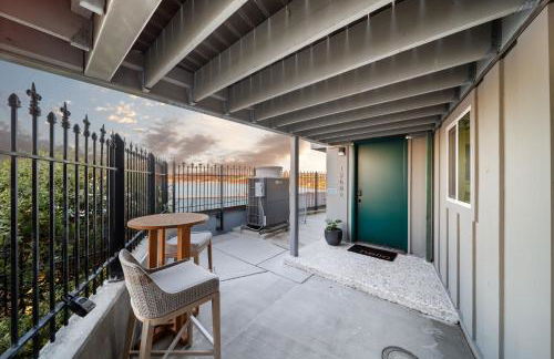 New Modern Studio - Stunning Ocean view - Photo 25