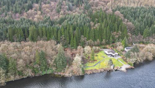 WATERSIDE 3 BED COTTAGE, HOT TUB, SAUNA, PVT BEACH - Foto 2