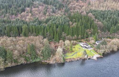 WATERSIDE 3 BED COTTAGE, HOT TUB, SAUNA, PVT BEACH - Foto 2