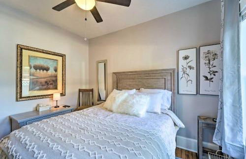 Modern, Sun-Lit Retreat with Fire Pit and Yard! - Foto 17