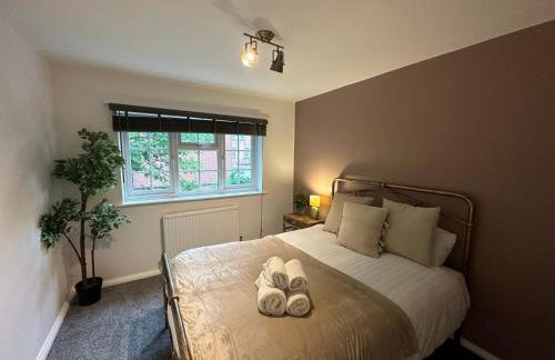 Comfortable 3 Bed House with Garden & Parking - Foto 18