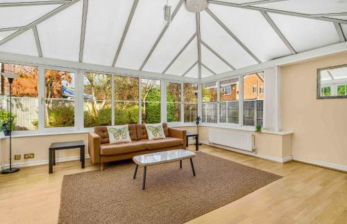 Spacious 4 Bedroom Warrington House with Free Parking Perfect for Contractors, Families and Business Guests - Foto 28