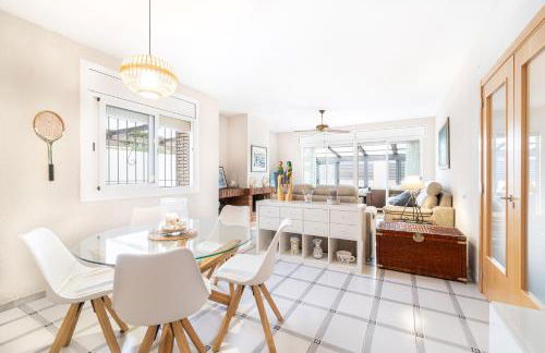 "Charm & Cozy 4BR - 3BA with Pool & Barbecue" - Photo 9