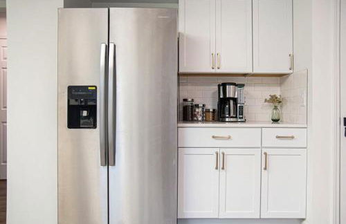 Cozy & Elegant Gem Fenced Yard BBQ & Games - Foto 21