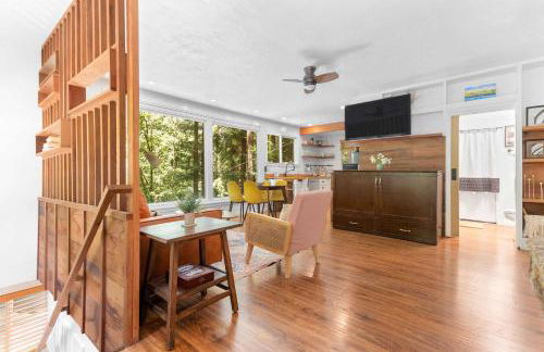 Redwood Cabin with Hot Tub Canyon View and Dogs OK - Foto 6