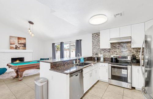 Vacation Home in Vegas w Pool 2 mile to Strip - Foto 7