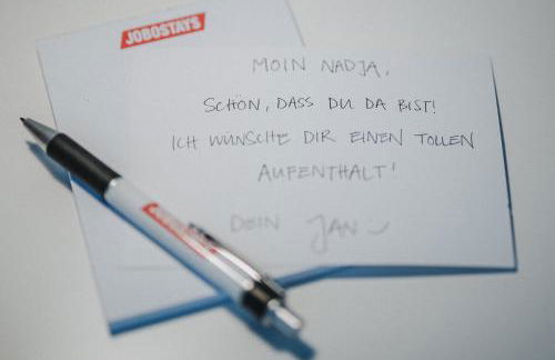 JOBOSTAYS - LINDEN Family Apartment Oldenburg - sehr geräumig 110m2 - Terrasse mit Gartenblick - voll ausgestattete Küche - 2 Bäder - Babybett - 10 Min zu Fuß zum Bahnhof - kostenloses WLAN - Parkplatz - kontaktfreier Check-In - Photo 15