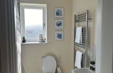 Newark area - modern 3 bedroom semi with free off road parking for 2 vehicles - Photo 3