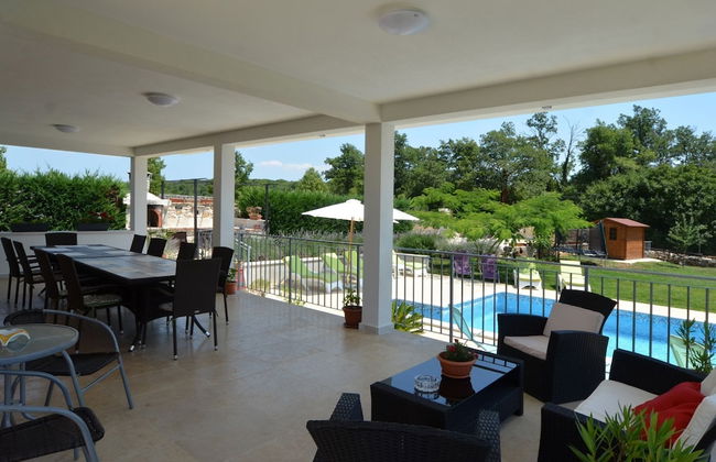 Exquisite Secluded Villa With Pool - Photo 39