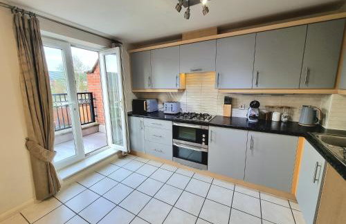 Spacious 4 Bed Family Home with Private Garden & Free Parking - Hamilton - Foto 21