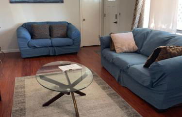 Cozy Home with Sparkling Pool/Pet Friendly - Photo 5