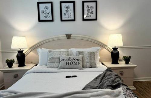 Bright Spacious Renovated Home Master on Main - Foto 42