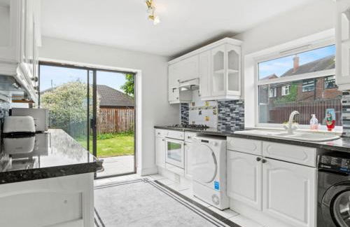 Spacious 3 Bedroom Home in Aintree - Photo 6