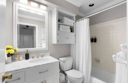 Serene Family Retreat King Beds Pool Hot Tub and Games - Photo 31