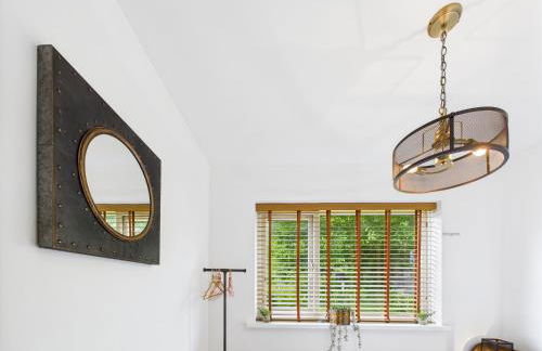 5-Bed Retreat with Hot Tub, Garden & Relaxing Views - Foto 47