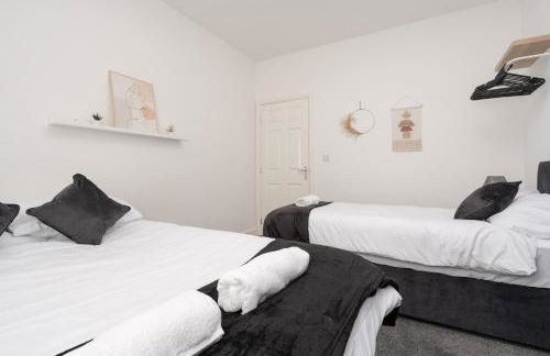 Huge Apartment - 8 Beds - Free Parking - Long Stays! - Foto 40