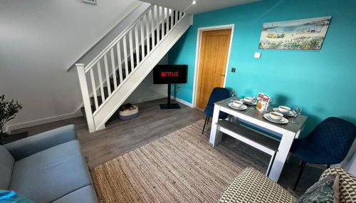 Sunny 2-Bedroom Coastal Stay with Free Parking - Foto 2