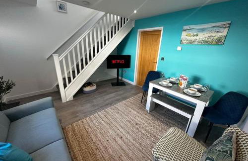 Sunny 2-Bedroom Coastal Stay with Free Parking - Foto 2