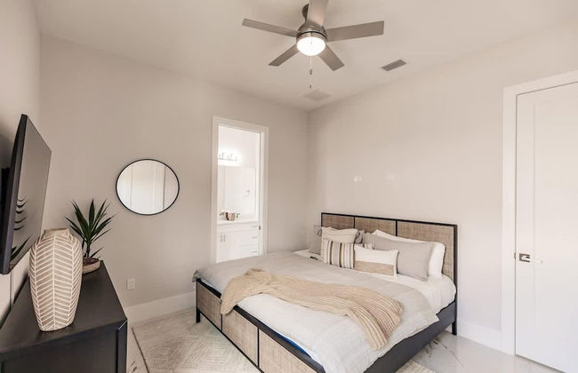 Luxurious Naples 4BR w Pool by Vanderbilt Beach - Photo 27