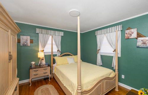 Country Cow Flair with Large TVs, Ample Parking, Nintendo, EV Ready - Photo 4