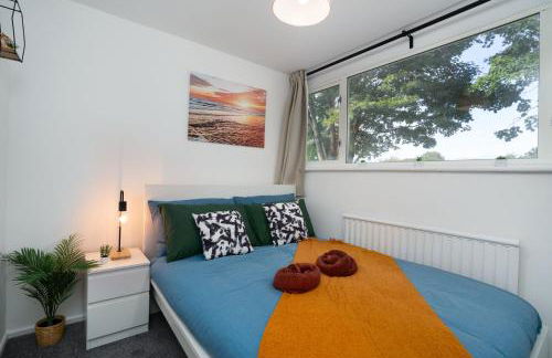 Spacious - 3 Bed - Free Parking - by Holiday Homes - Foto 10
