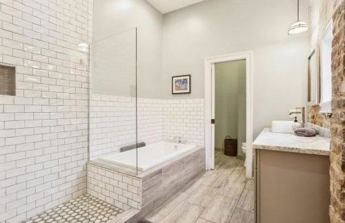 The Burgundy House #2 steps to the French Quarter - Foto 16