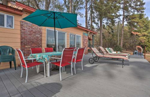 Lakeside Pleasure Island Cabin with Deck and Gas Grill - Foto 25